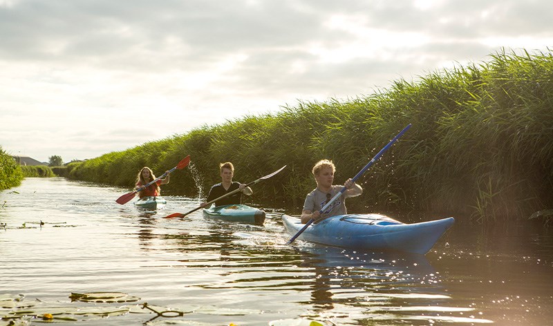 Foto van watersporters op het Alkmaardermeer in kano's