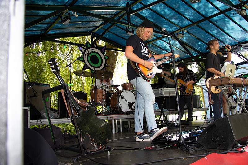 Foto van een optreden op het Uit Je Bak Festival