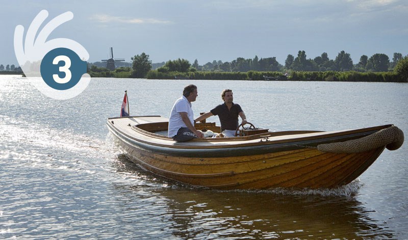 Zwei Männer in einer Schaluppe auf dem Alkmaarder See