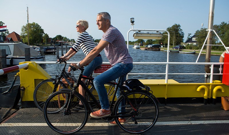 Fietsers op de pont van Akersloot naar De Woude